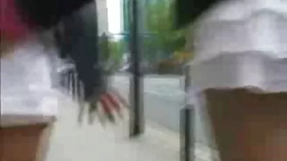 من عجیب پورن لب به نظر می رسد بزرگ در شلوار جین تنگ